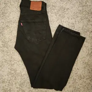 Säljer nu mina fina Levis jeans då dem är för små för mig. De är i ny skick och nästan aldrig använda. Dessutom inga tecken på slitage. Storlek W28 L32  Ett riktigt fint par ny pris 1099:-  Fraktar inom 24h📦 Rabatteratpris på dessa😀 Skick 10/10