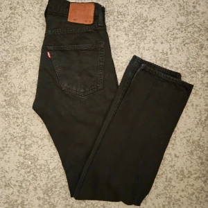Levis jeans 501 - Säljer nu mina fina Levis jeans då dem är för små för mig. De är i ny skick och nästan aldrig använda. Dessutom inga tecken på slitage. Storlek W28 L32  Ett riktigt fint par ny pris 1099:-  Fraktar inom 24h📦 Rabatteratpris på dessa😀 Skick 10/10