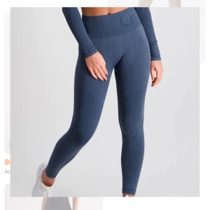 AIMN’N TIGHTS - Snygga träningstights ifrån AIMN’N i en snygg lite urtvättad blå färg! 