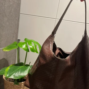 BRUN VÄSKA - Supersnygg bottega liknande väska ifrån kappahl, mellanstor 🙏🏼
