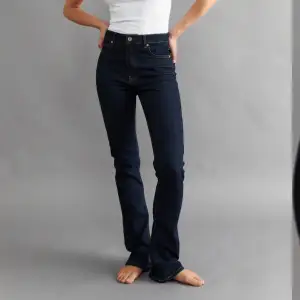 Mörkblåa bootcut jeans ifrån Gina tricot, storlek xs, slutsåld på hemsidan, skickar egna bilder vid intresse, 130kr