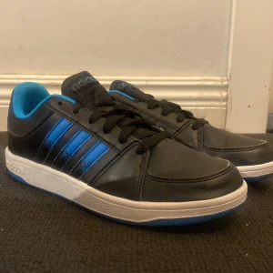 Jättesköna och snygga adidaskor helt oanvända - De va för små för mig hör av er om ni är intresserade både för man och kvinna