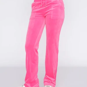 INTRESSEKOLL JUICY BYXOR - intressekoll på mina älskade juicy byxor som tyvär inte kommer till användning, skriv vid intresse och hur mycket du vill ge. Har stängt av köp nu funktion på denna annons då jag inte är säker på att jag vill sälja 🥰lånad bild från juicy couture