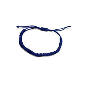 Flätat armband blå  - Flätat armband  Storlek: passar alla justerbart  Skick:10/10 helt nytt  Pris:30kr   Köparen står för eventuell frakt 