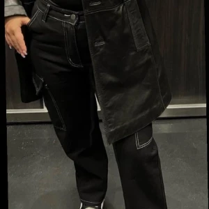 Petite high waist cargo jeans - Storlek M, säljer för 80kr. Köparen står för frakten 