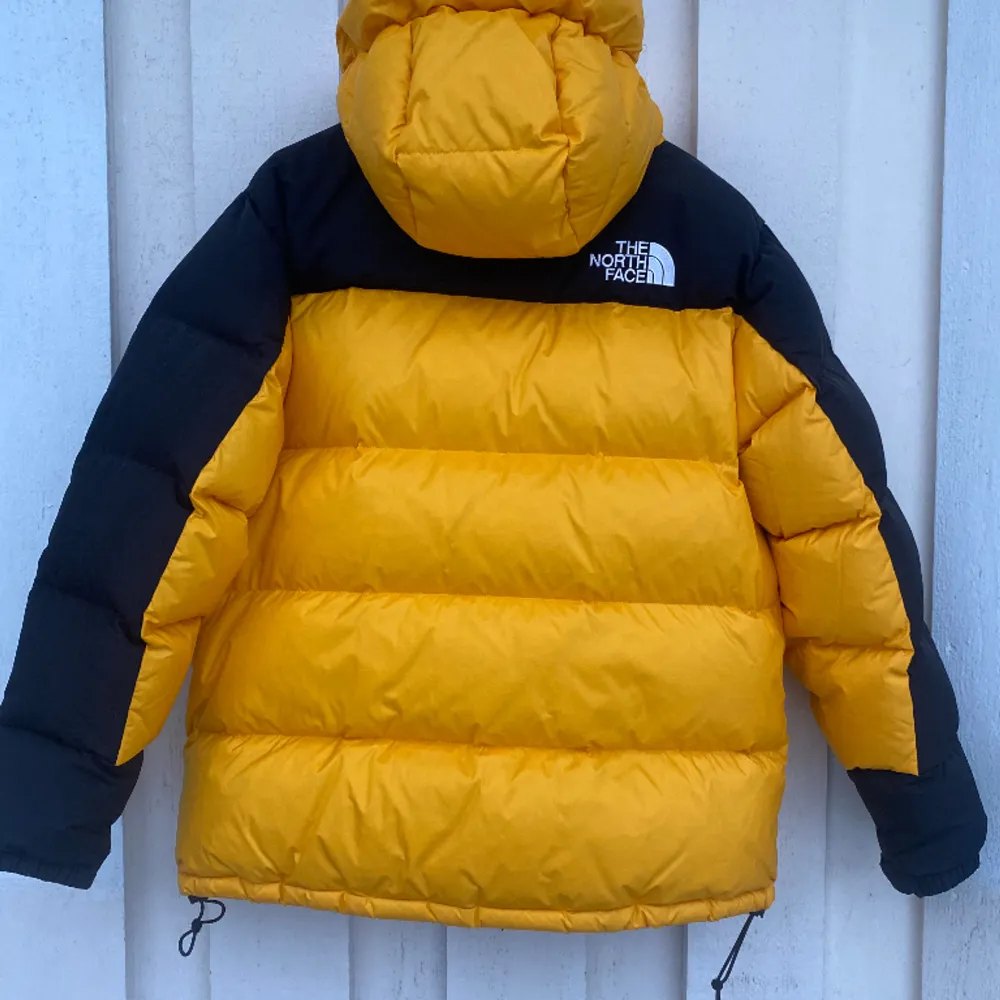 The North Face Himalayan Parka använd ett fåtal gånger och i mycket bra skick! Köpt för 4300kr för två år sen (kvitto finns). Den är lättviktig men varm - perfekt kombo! Säljer åt min lillebror :). Jackor.