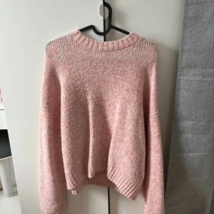 Stickad tröja  - Jättefin ljusrosa stickad tröja från bikbok  Storlek s men passar även xs och m Knappats använd så är i jättebra skick  nypris 399kr