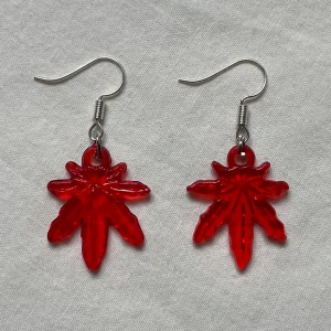 röda weed örhängen - Semi-transparenta örhängen, formade som cannabis löv ❀ Använd gärna ”köp nu” ❀ Hör av dig vid köp av flera smycken, så skapar jag en personlig annons för din beställning ❀