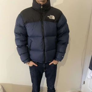 North Face puffer jacka - North face 1996 Retro Nuptse jacka, mycket fin jacka, nästan helt oanvänd skick: 9/10, skriv privat vid funderingar eller om fler bilder. Nypris 3999kr