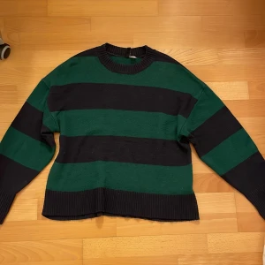 Stickad tröja  - Säljer den då den inte kommer till användning. Köpt i början av 2023 och användts flera gånger, men den är fortfarande i bra skick. Skriv om fler bilder behövs ❤️