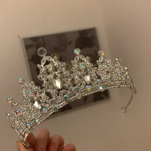 Tiara - Jättefin tiara. Passar utmärkt för bal, födelsedagsfirande eller andra speciella tillfällen där man behöver lite glamour och glitter.   Helt oanvänd och nyskick.