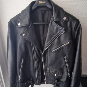 Vintage biker jacka  - Vintage biker jacka äkta skinn insmordt storlek small cirka 80/90tal rätt bra skick har tagit bort axel remmarna om nån undrar 