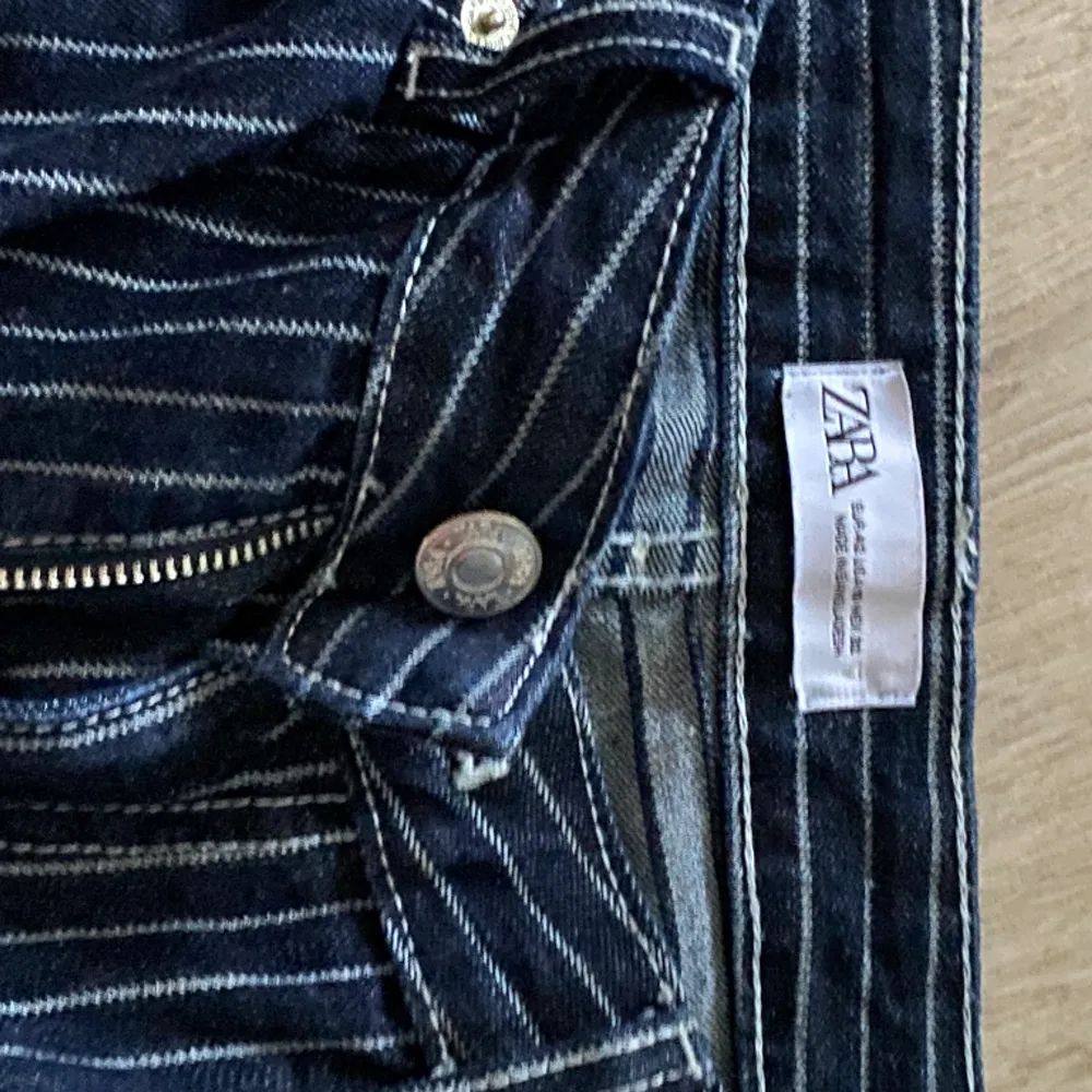 Slutsålda överallt, straight fit, liten i storleken (passar en 40). Jeans & Byxor.
