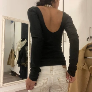 Öppen rygg tröja  - Snygg svart tröja med öppen rygg🙌💋 kommer ej till användning 
