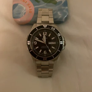 Klocka  - Det är en Fossil klocka, knappt använd. Fint skick storlek 19cm, finns länkar om man skulle vilja förlänga samt låda/ box.