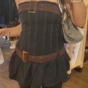 Bandeau Klänning  - Skärpen går att ta av<3