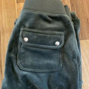 Juciy byxor gröna - Hej, jag hade tänkt att sälja min juciy byxor för 400kr då dom har blivit för små för mig, kan ta emot swish, och PayPal. Köparen står för frakten.  ❤️ Möts även i Malmö. 