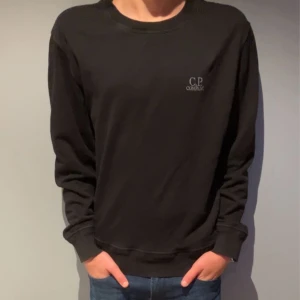 C.P. Company Sweatshirt - En fet C.P. Company Sweater i skick 8/10. Köpt på Johnells för 1999kr. Kvitto finns ej