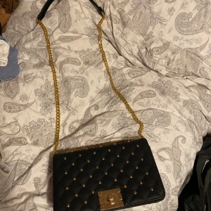 axelväska - oanvänd fin väska med bra utrymme