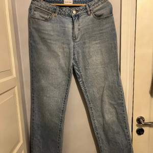 Jätte fina lågmidjade jeans i bra kvalitet kanppt använda. Det är ett par A’99 Low Straight jeans de finns inga defekter💕 ny pris 1100kr