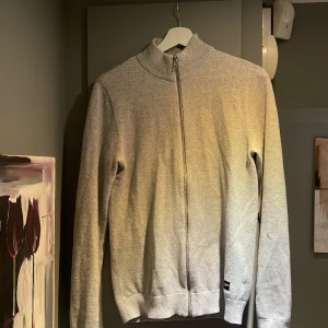 Fullzip - Trendig fullzip från Jack&jones som endast är använd ett fåtal gånger. Skick 9/10 nypris ca 500kr. 💫