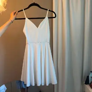 Fin vit klänning som passar perfekt till student. Endast använd 1 gång💕