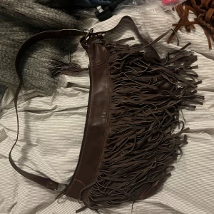 Brun bäskat - Så himla snygg brun väska med fransar! Jätterymlig och passar till allt