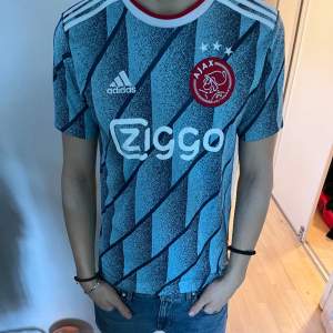 En riktigt fet Ajax tröja, speciellt till sommar. Riktigt sköna färger. Skriv för funderingar. Han på bilden är 182cm