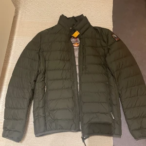 Parajumper super light weight jacka - Parajumper jacka storlek M, ny pris 3000kr