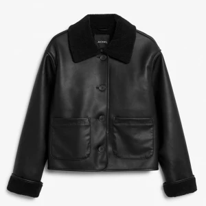 Skinnjacka - Säljer denna jättesnygga pilotjackan i skinn med foder på insidan, storlek S!❤️‍🩹 Endast använd 2-3 ggr. Kan skicka fler bilder