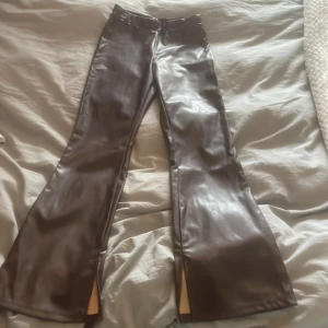 Skinn byxor  - Nu säljer jag dessa fina skinnbyxor som är i väldigt bra skick har användits 2 gånger om inte mindre! Dem är väldigt fina bara att dem har blivit lite försmå…💞
