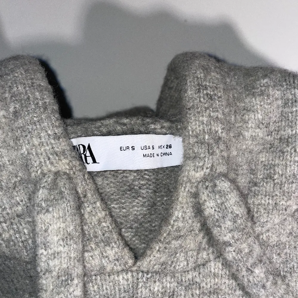 Jätte fin stickad tröja från Zara som är slutsåld på hemsidan💕 Använt fåtal gånger så den är i super fint skicka!! . Tröjor & Koftor.