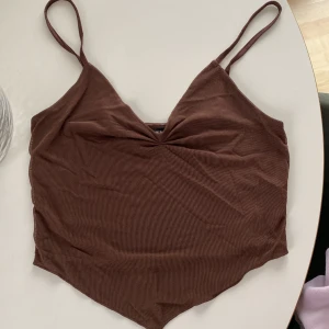 Brun topp - Söt brun topp från Bikbok i strlk S, 25kr + frakt