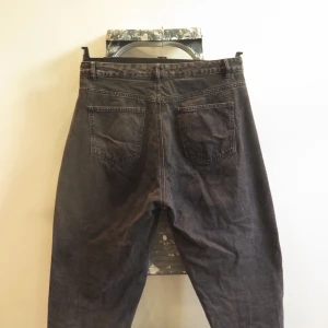 Mörkgrå jeans från Kappahl  - Jeans från Kappahl i storlek 44. Byxorna är använda men i gott skick. 99% bomull och 1% elastan. Köpta på damavdelning men funkar till alla. Hör av dig vid frågor!  