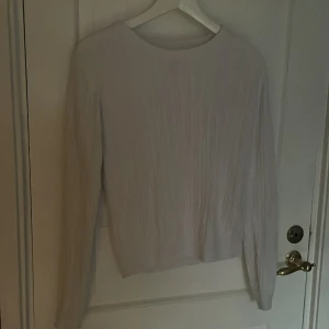 Vit tröja  - Bra skick, strl är 158-164 skulle säga att det passar s