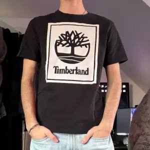 Timberland t-shirt i väldigt bra skick!  Modellen är 185 och väger 72kg