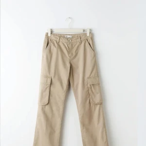 Cargo Pants från Gina  - Helt oanvända cargo pants från Gina, köptes för 599kr. 