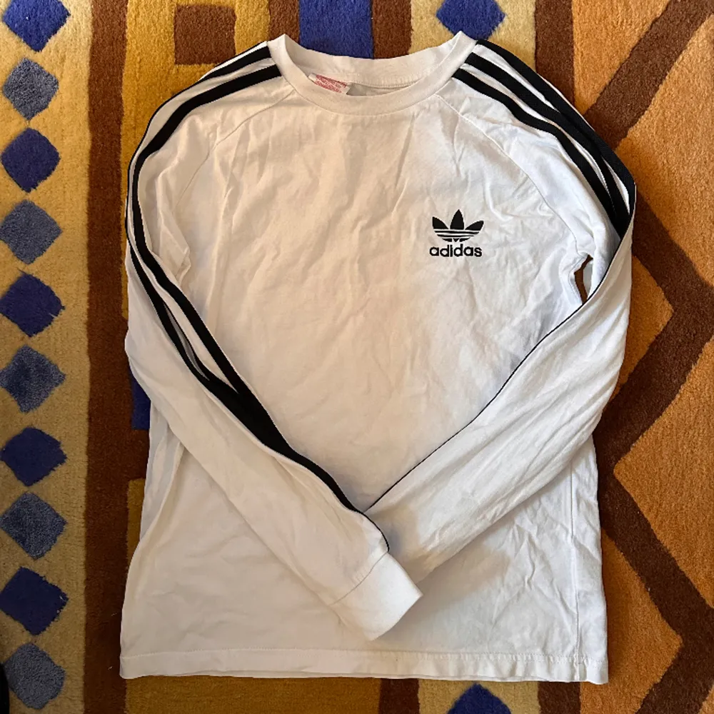 Långärmad T-Shirt Adidas storlek M, passar som en S. Använd ett fåtal gånger. T-shirts.