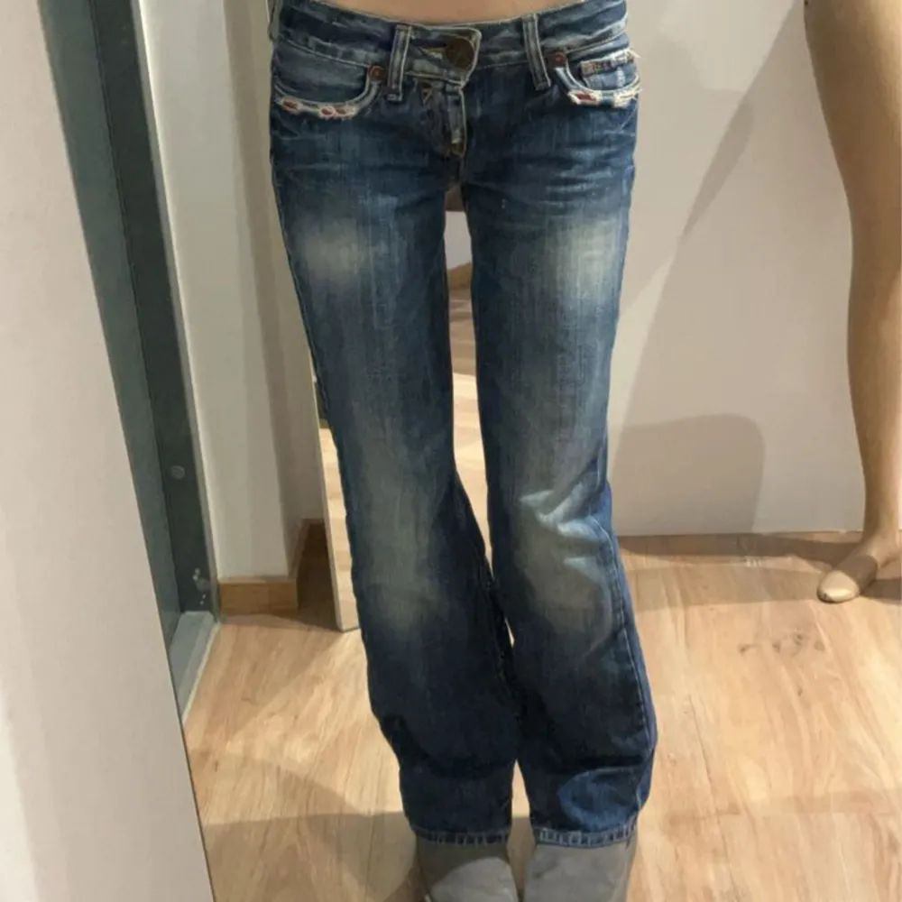 super snygga jeans med låg midja och utsvängda vid benen  <3 . Jeans & Byxor.