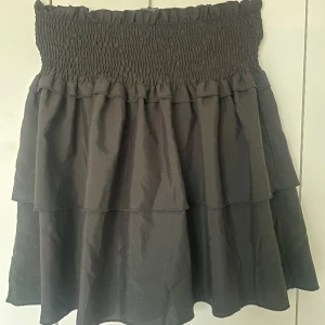 Svart volangkjol!!🖤 - Svart volangkjol från shein!!🖤 säljer då den inte kommer till användning!  Bra skick!!🖤