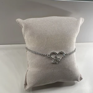 Justerbart armband  - Silver armband som även är justerbart, jätte gulligt med hjärta & fjäril 🦋 🩷