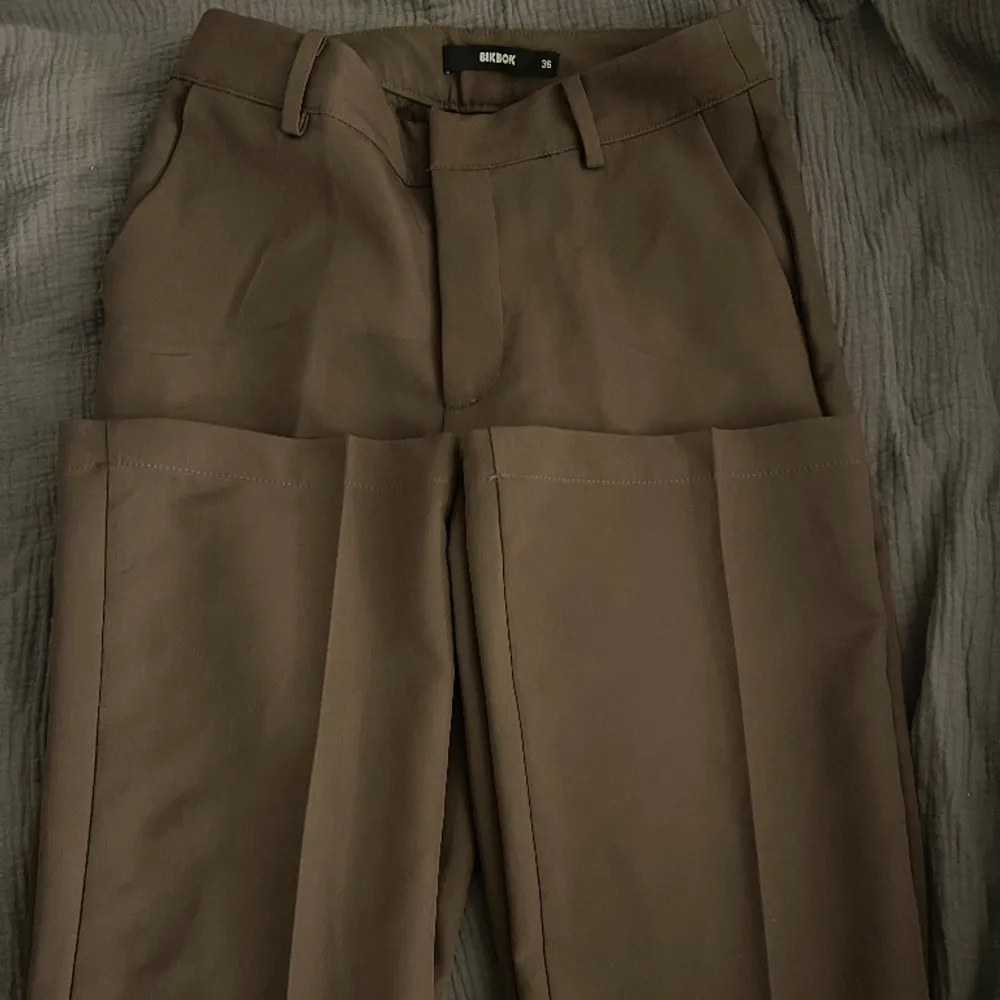 Mörkbruna kostymbyxor från bikbok som aldrig är använda, färgen blir ej rättvis på bild. Jeans & Byxor.