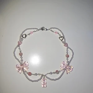 Handgjort halsband - Ett handgjort halsband i rosa och vitt. Det är mest plast pärlor men också några glas pärlor. Tog ganska lång tid att göra men är ändå öppen för o diskutera priset om nån vill de🩷