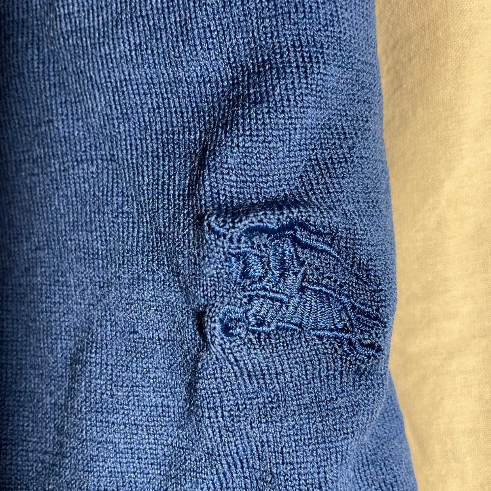 Blå burberry tröja i 100% merino ull  Endast använd 1 gång, ren och fin  Storlek L  . Tröjor & Koftor.