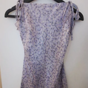 miniklänning  - sant i storleken, snörning vid axeln