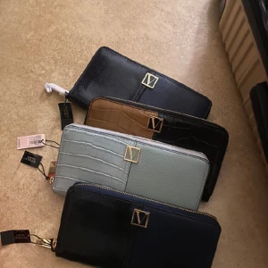 Plånböcker  - Hej säljer dessa helt nya och oandvända plånböcker från Victoria secret köpt direkt för 449kr 