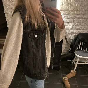 Jeans väst - Superfin svart jeansväst! Använt ett par gånger men i topp skick!❤️
