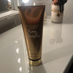 Victoria secret kräm  - Nästan helt full och i lukten bare vanilla