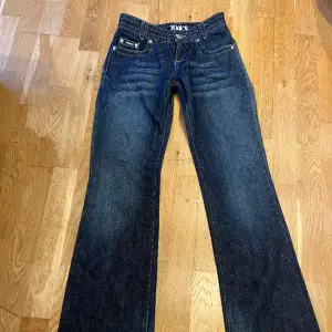 Utsvängda lågmidjade jeans, insydda i midjan (kan skicka bilder) utöver det superbra skick!❤️ Midja: 36 rakt över  Innerbenslängd: 88cm