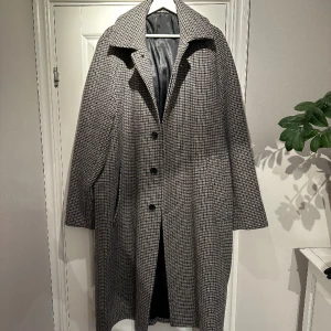 Rock ifrån HM - En rock ifrån HM i storlek XL. Använd ett fåtal gånger, kanonbra skick 